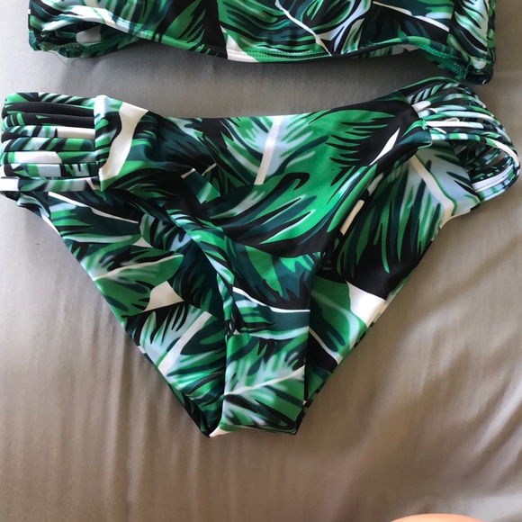 Bikini - Picture 2 of 3